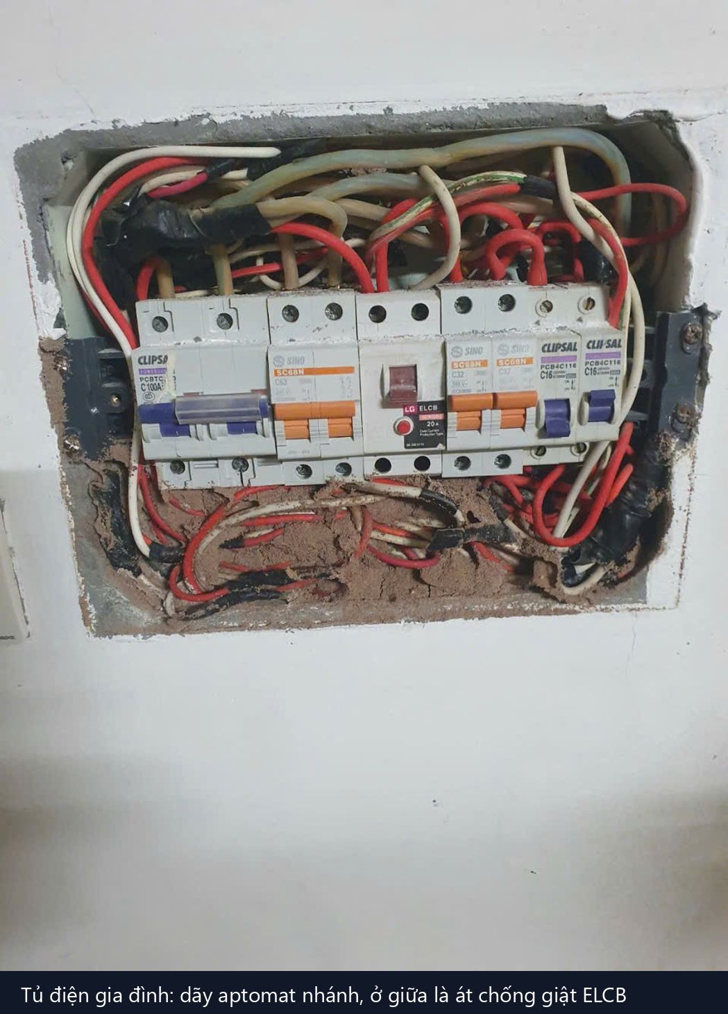 tủ điện âm tường có dãy aptomat và một át chống giật ELCB