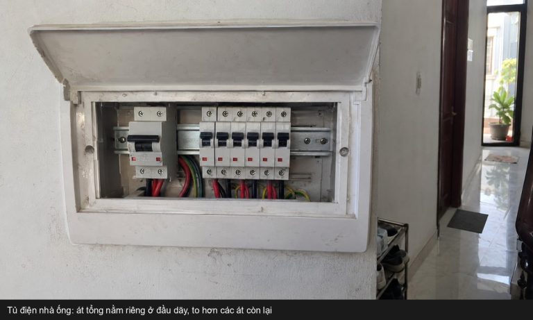 Tủ điện gia đình mở nắp, át tổng nằm đầu dãy bên trái