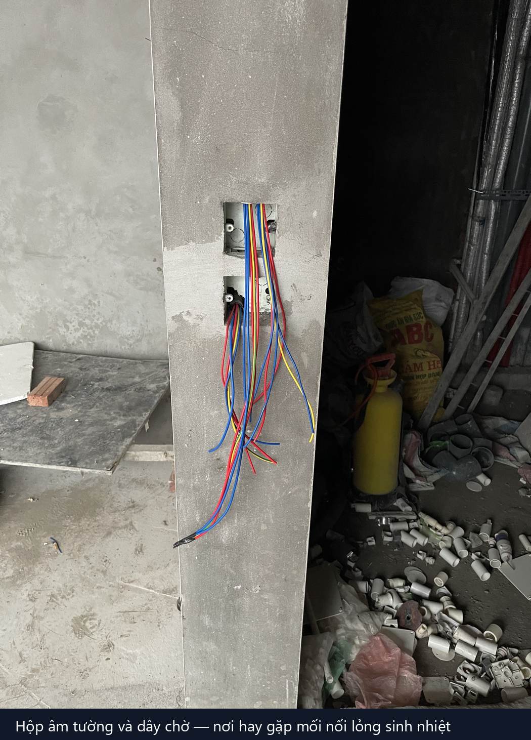hộp âm tường chờ lắp ổ cắm với dây điện thò ra