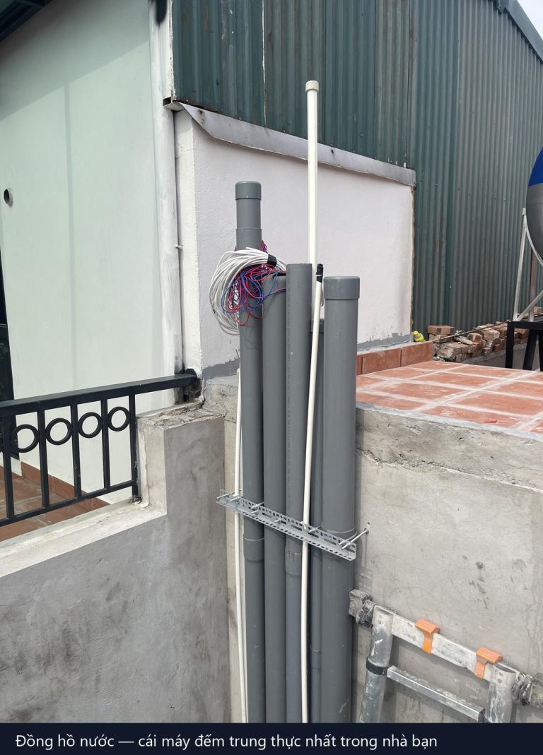 đồng hồ nước gắn trên tường cùng ống cấp nước PVC