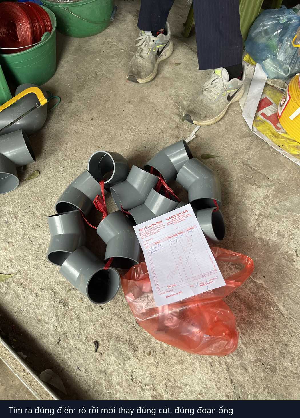 phụ kiện ống nước PVC và keo dán chuẩn bị thay đoạn ống bị rò