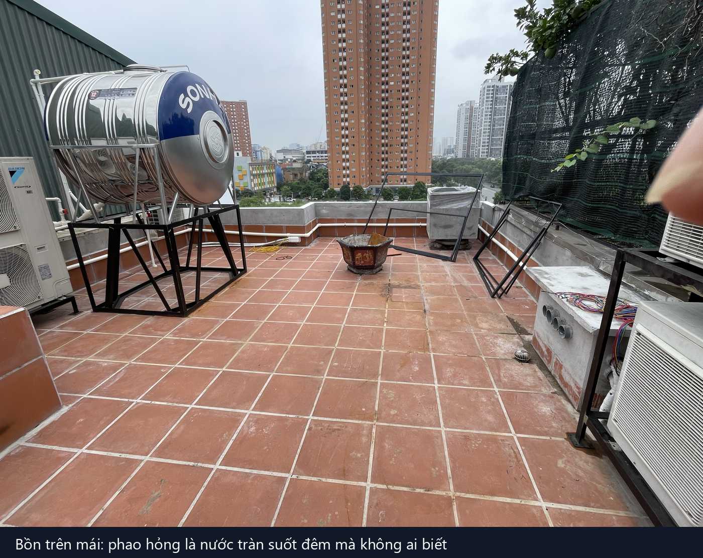 bồn nước inox đặt trên giá đỡ ở sân thượng