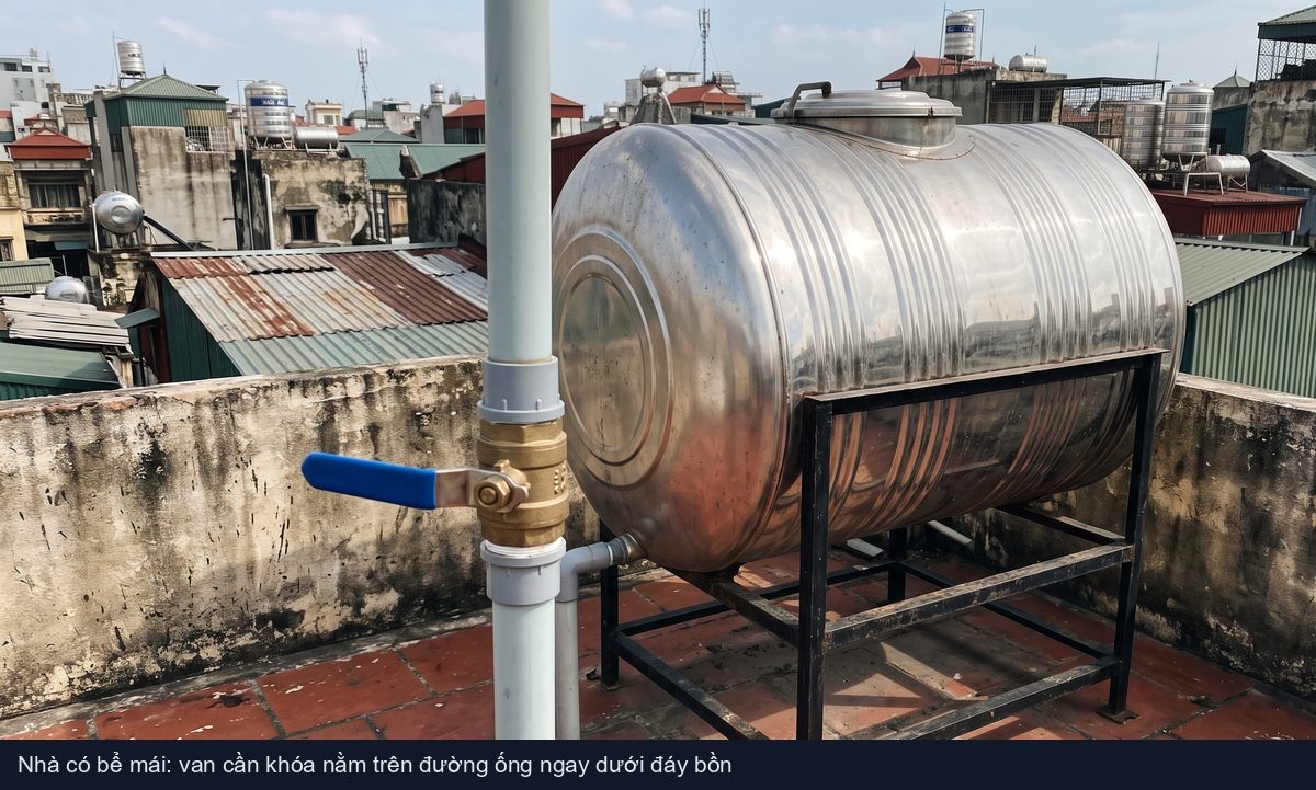 Bồn nước inox trên sân thượng nhà phố, van bi lắp trên ống nước đi xuống từ đáy bồn