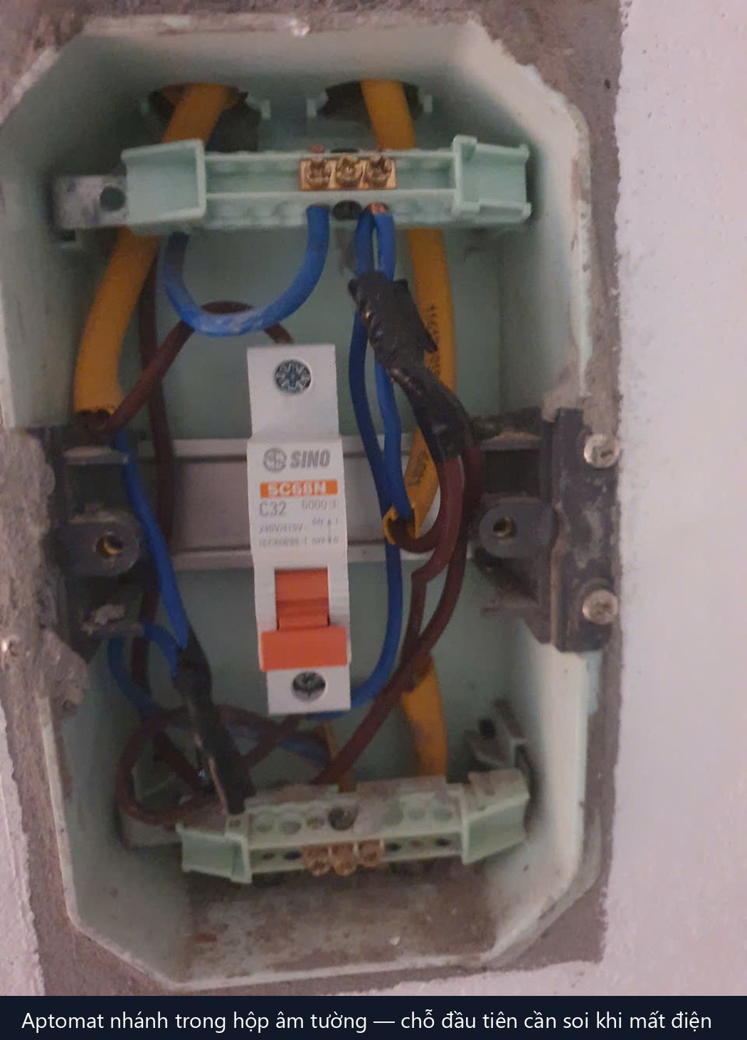 hộp điện âm tường có một aptomat nhánh và hai cầu đấu dây