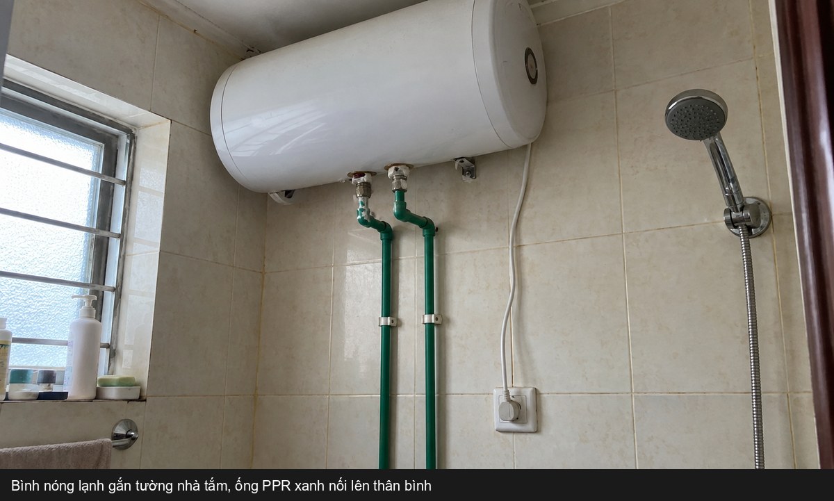 Bình nóng lạnh gắn tường trong nhà tắm gia đình Việt Nam