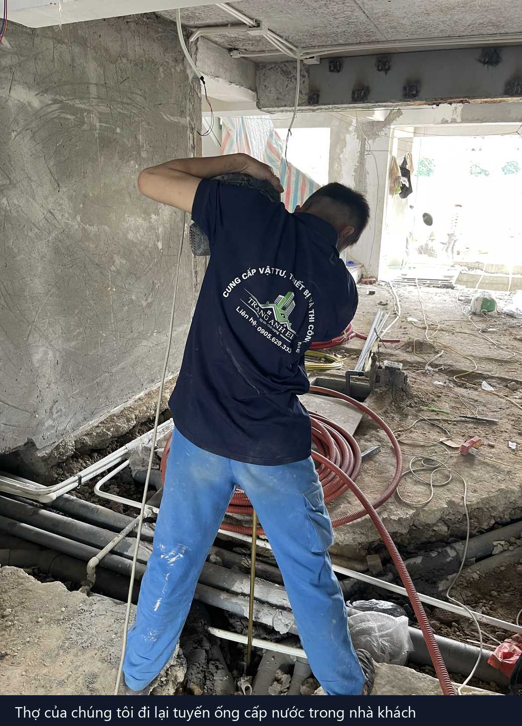thợ sửa ống nước tại nhà đang lắp ống trên tường