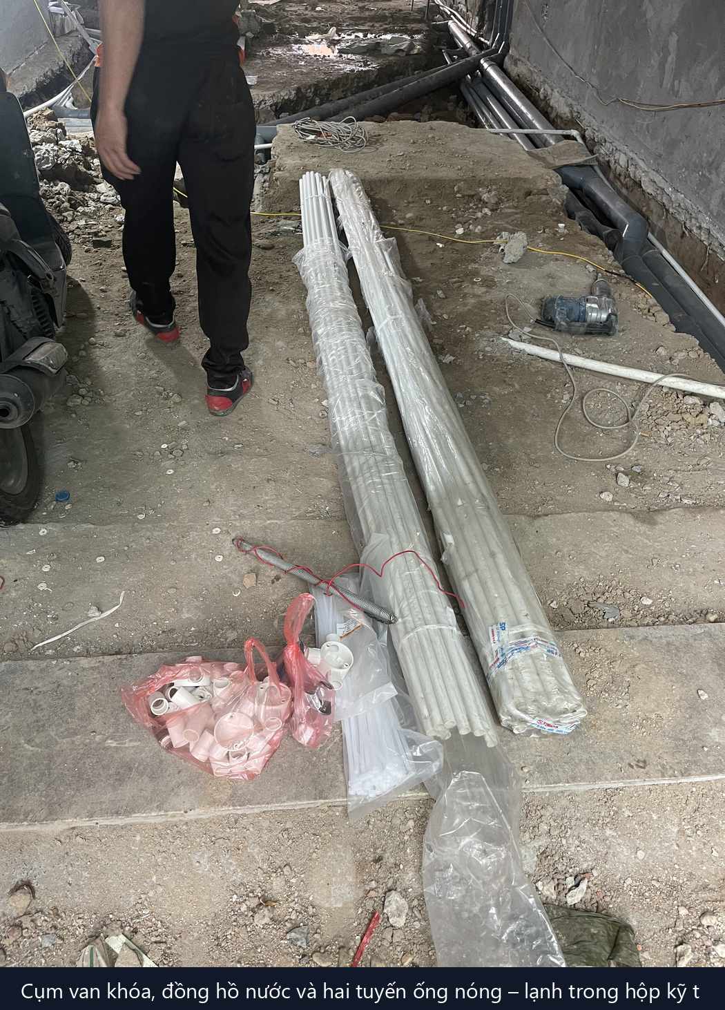 cụm van khóa và đồng hồ nước cùng ống PPR nóng lạnh trong hộp kỹ thuật