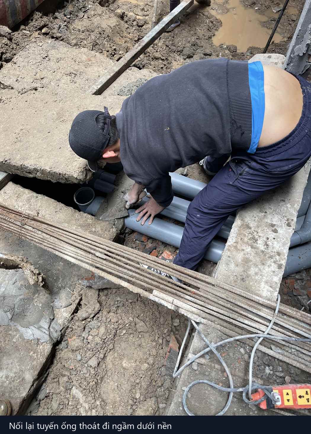 thợ nối ống thoát nước PVC đi ngầm dưới nền nhà